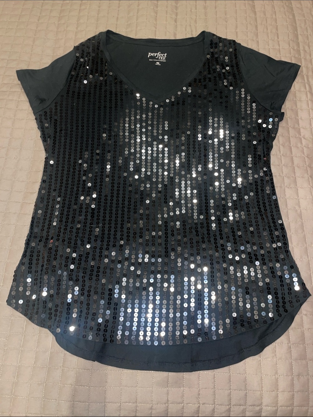 New York & Company Black Sequin V-Neck Short Sleeve Tee